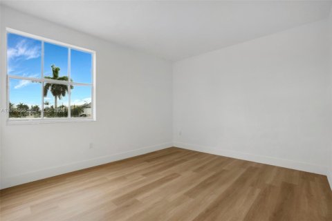 House in Miami, Florida 3 bedrooms, 256.6 sq.m. № 2076165 - photo 13