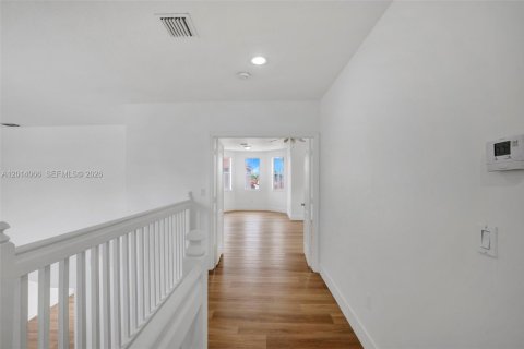 House in Miami, Florida 3 bedrooms, 256.6 sq.m. № 2076165 - photo 21