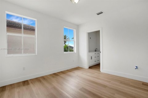 House in Miami, Florida 3 bedrooms, 256.6 sq.m. № 2076165 - photo 17
