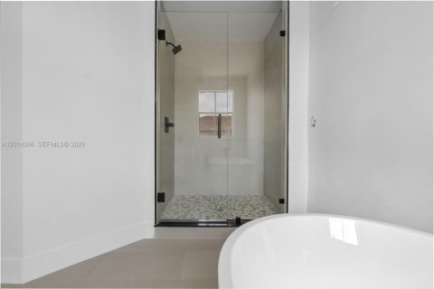 House in Miami, Florida 3 bedrooms, 256.6 sq.m. № 2076165 - photo 11