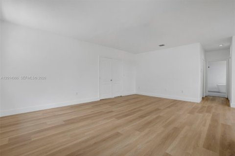 House in Miami, Florida 3 bedrooms, 256.6 sq.m. № 2076165 - photo 8