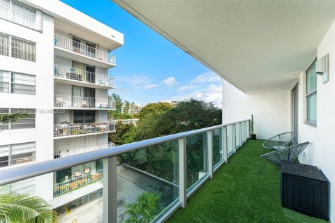 Copropriété à vendre à Bay Harbor Islands, Floride: 2 chambres, 112.88 m2 № 2010844 - photo 21