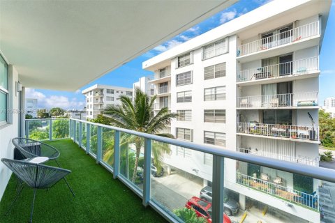 Copropriété à vendre à Bay Harbor Islands, Floride: 2 chambres, 112.88 m2 № 2010844 - photo 22