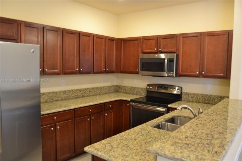 Touwnhouse à louer à Miami, Floride: 3 chambres, 161.65 m2 № 1857164 - photo 2
