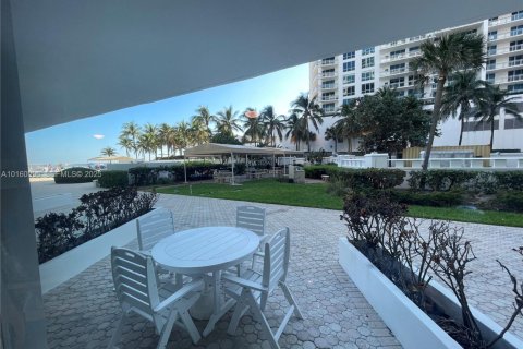 Copropriété à louer à Hollywood, Floride: 53.88 m2 № 2037958 - photo 6