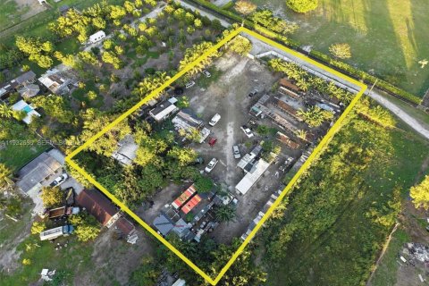 Propiedad comercial en venta en Miami, Florida № 1991860 - foto 8