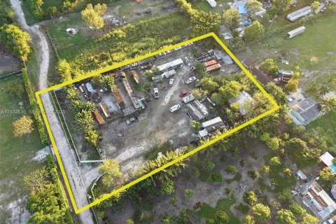 Propiedad comercial en venta en Miami, Florida № 1991860 - foto 3