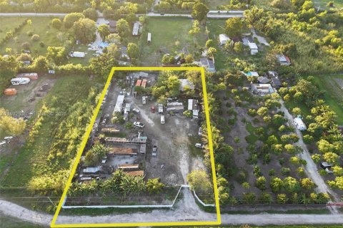 Propiedad comercial en venta en Miami, Florida № 1991860 - foto 2