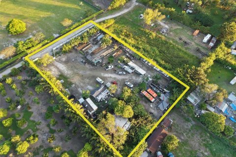 Propiedad comercial en venta en Miami, Florida № 1991860 - foto 5