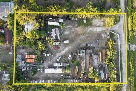 Propiedad comercial en venta en Miami, Florida № 1991860 - foto 9