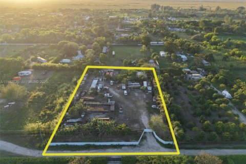 Propiedad comercial en venta en Miami, Florida № 1991860 - foto 10