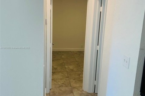 Villa ou maison à louer à Miami, Floride: 2 chambres, 129.32 m2 № 1924067 - photo 2