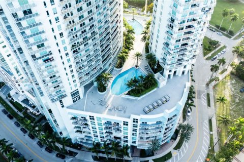 Кондоминиум с 2 спальнями в Майами, Флорида № 2034983