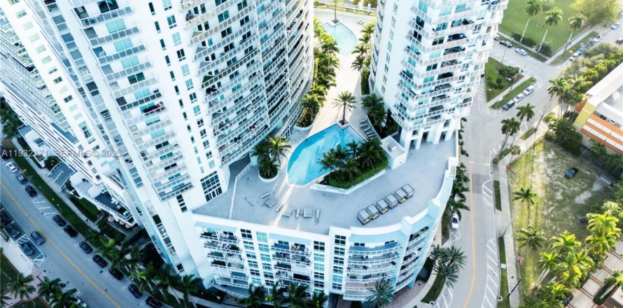 Кондоминиум с 2 спальнями в Майами, Флорида № 2034983