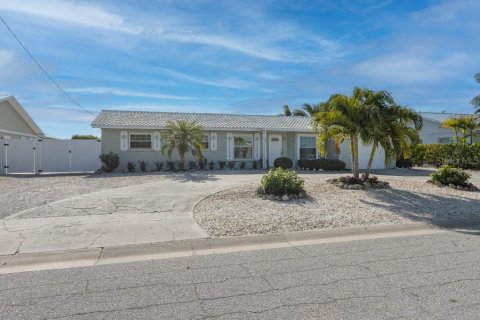 House in Holmes Beach, Florida 2 bedrooms, 121.52 sq.m. № 2101964
