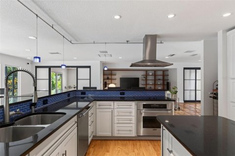 Villa ou maison à vendre à Sarasota, Floride: 4 chambres, 341.42 m2 № 2312405 - photo 18