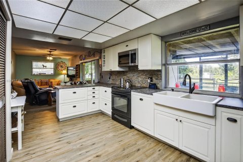 House in Davie, Florida 3 bedrooms, 171.13 sq.m. № 1858870 - photo 5