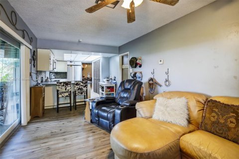 House in Davie, Florida 3 bedrooms, 171.13 sq.m. № 1858870 - photo 6