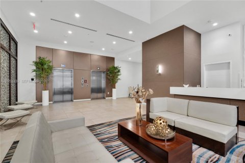 Condominio en Doral, Florida, 1 dormitorio  № 2007859