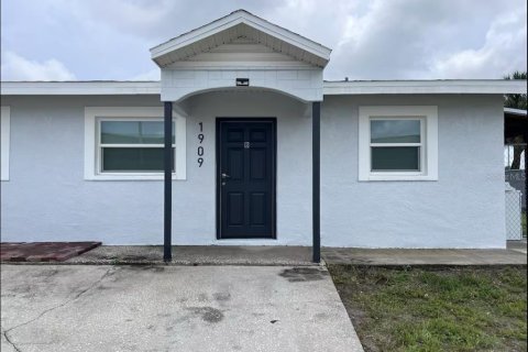 Duplex in Tampa, Florida 2 bedrooms, 132.01 sq.m. № 1909065 - photo 1