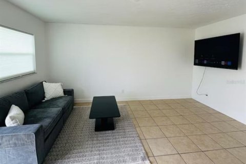 Duplex in Tampa, Florida 2 bedrooms, 132.01 sq.m. № 1909065 - photo 2