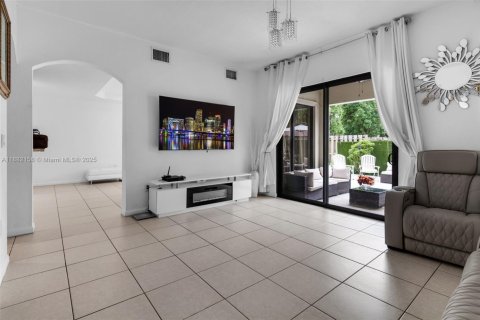 Adosado en venta en Cutler Bay, Florida, 4 dormitorios, 204.48 m2 № 1930898 - foto 17