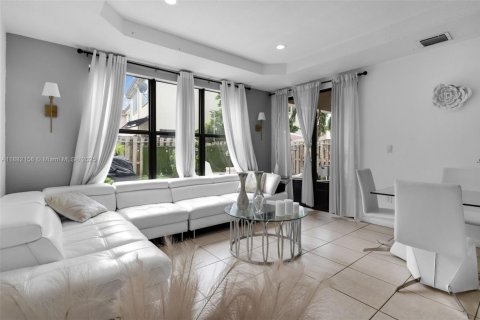 Adosado en venta en Cutler Bay, Florida, 4 dormitorios, 204.48 m2 № 1930898 - foto 8