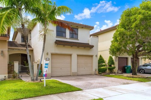 Adosado en venta en Cutler Bay, Florida, 4 dormitorios, 204.48 m2 № 1930898 - foto 1