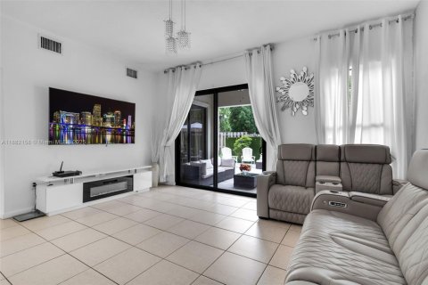 Adosado en venta en Cutler Bay, Florida, 4 dormitorios, 204.48 m2 № 1930898 - foto 18