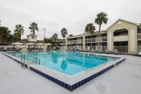 Condominio en venta en Kissimmee, Florida, 1 dormitorio № 2022543 - foto 6