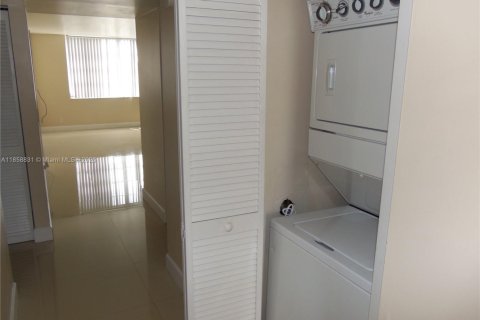 Condo in Lauderhill, Florida, 2 bedrooms  № 1888310 - photo 20