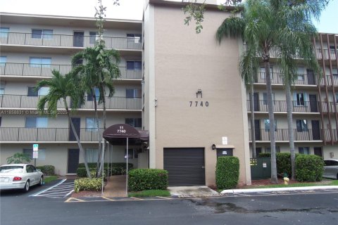Condo in Lauderhill, Florida, 2 bedrooms  № 1888310 - photo 1