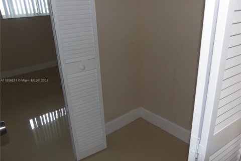 Condo in Lauderhill, Florida, 2 bedrooms  № 1888310 - photo 9