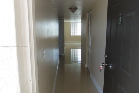 Condo in Lauderhill, Florida, 2 bedrooms  № 1888310 - photo 5