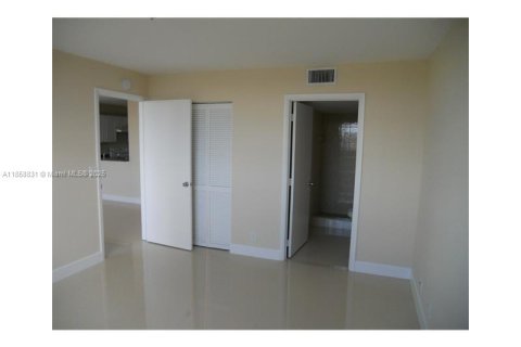 Condo in Lauderhill, Florida, 2 bedrooms  № 1888310 - photo 14