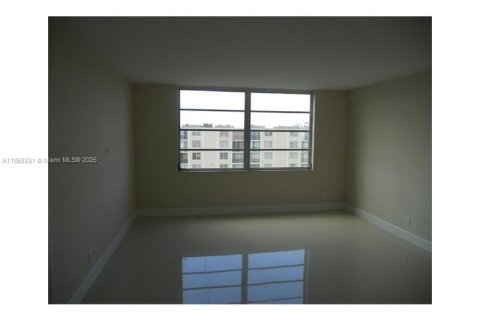 Condo in Lauderhill, Florida, 2 bedrooms  № 1888310 - photo 13