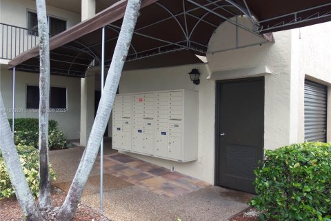 Condo in Lauderhill, Florida, 2 bedrooms  № 1888310 - photo 3