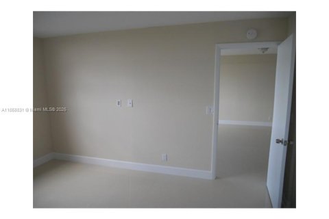 Condo in Lauderhill, Florida, 2 bedrooms  № 1888310 - photo 15