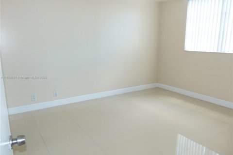 Condo in Lauderhill, Florida, 2 bedrooms  № 1888310 - photo 7