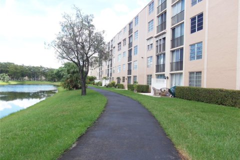 Condo in Lauderhill, Florida, 2 bedrooms  № 1888310 - photo 22