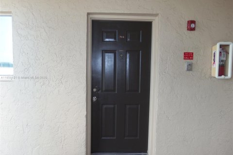 Condo in Lauderhill, Florida, 2 bedrooms  № 1888310 - photo 4