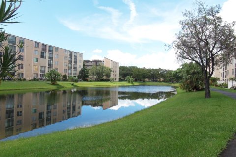 Condo in Lauderhill, Florida, 2 bedrooms  № 1888310 - photo 23
