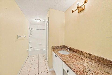 Townhouse in Largo, Florida 3 bedrooms, 166.48 sq.m. № 2210073 - photo 14