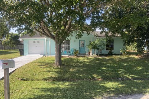 House in Port St. Lucie, Florida 3 bedrooms, 157.75 sq.m. № 2401292