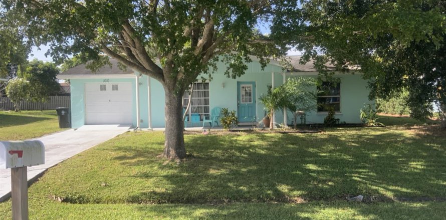 House in Port St. Lucie, Florida 3 bedrooms, 157.75 sq.m. № 2401292