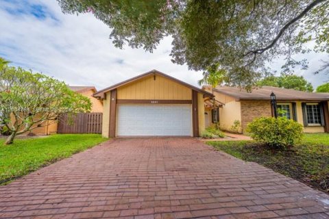 Дом в Майами, Флорида 4 спальни, 189.99м2 № 2068565