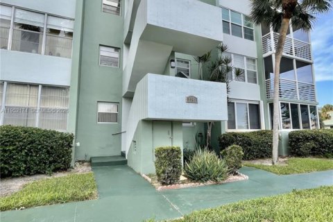 Снять в аренду кондоминиум в Холливуд, Флорида 1 спальня, 72.46м2, № 2006519 - фото 2