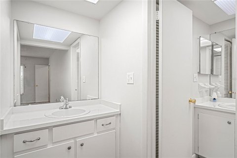 Condo in Palm Bay, Florida, 2 bedrooms № 2225381 - photo 13