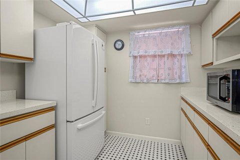 Condo in Palm Bay, Florida, 2 bedrooms № 2225381 - photo 8