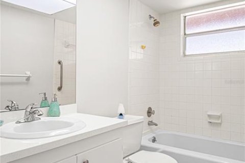 Condo in Palm Bay, Florida, 2 bedrooms № 2225381 - photo 16